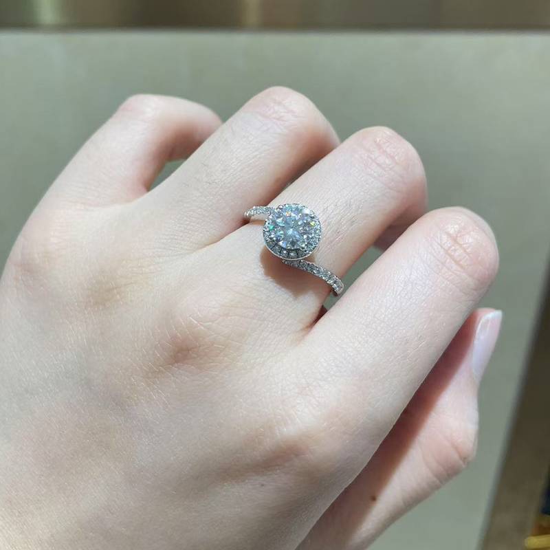 扭臂圆包Women's RingS925银镀白金定制选款主石Moissanite1.0ct/副石高碳钻